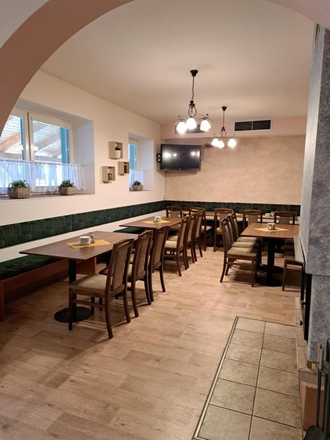 Penzion A Pizzerie Na Zalozne Kobyli Bagian luar foto