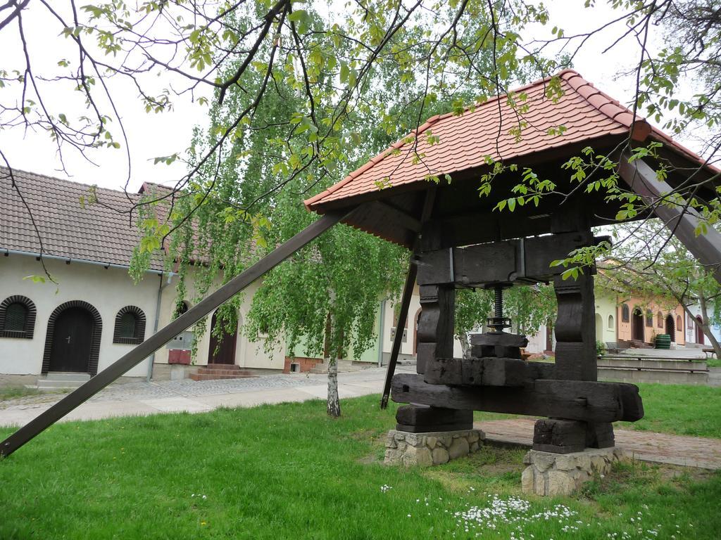 Penzion A Pizzerie Na Zalozne Kobyli Bagian luar foto
